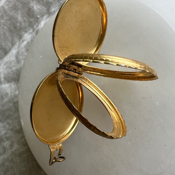 Vintage Gold-Tone Double Photo Locket Patent Pending Etched Floral Heart Motif - Picture 2 of 8